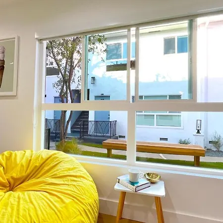 Kingsley Courtyard Apartment